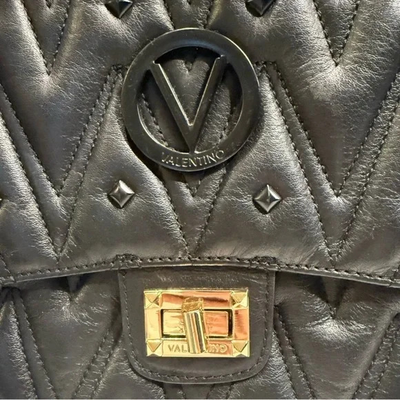 Black Quilted Chain Shoulder Bag, It literally used it 2 times . - Picture 2 of 11